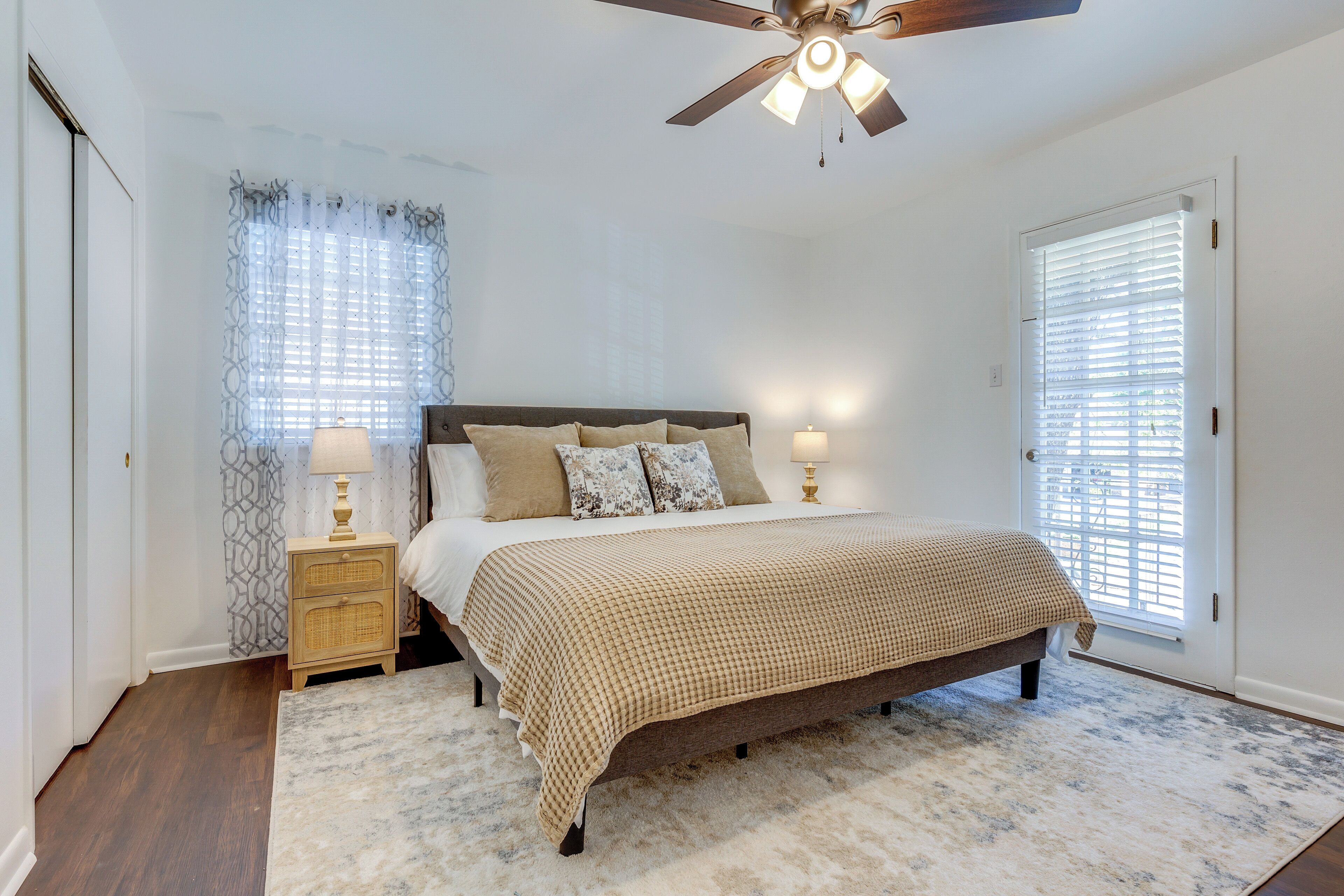4 bedrooms, desk, iron/ironing board, WiFi