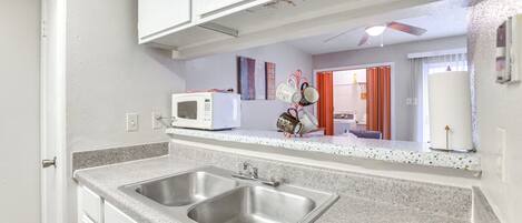 Een koelkast, een microgolfoven, een kookplaat