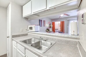 Kühlschrank, Mikrowelle, Herdplatte, Wasserkocher mit Kaffee-/Teezubehör