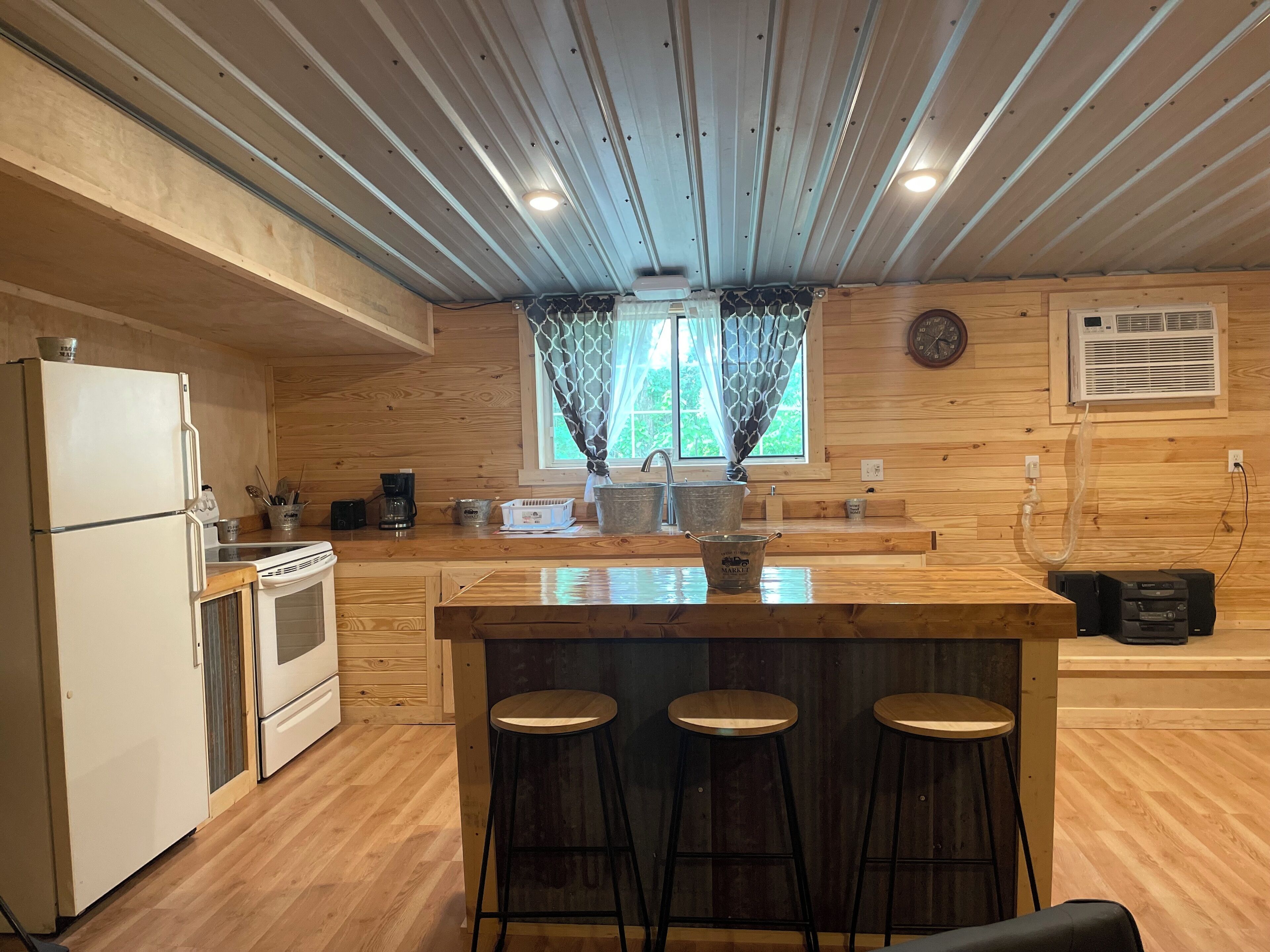 Micro-ondes, four, plaque de cuisson, cafetière/bouilloire