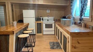 Micro-ondes, four, plaque de cuisson, cafetiĂšre/bouilloire