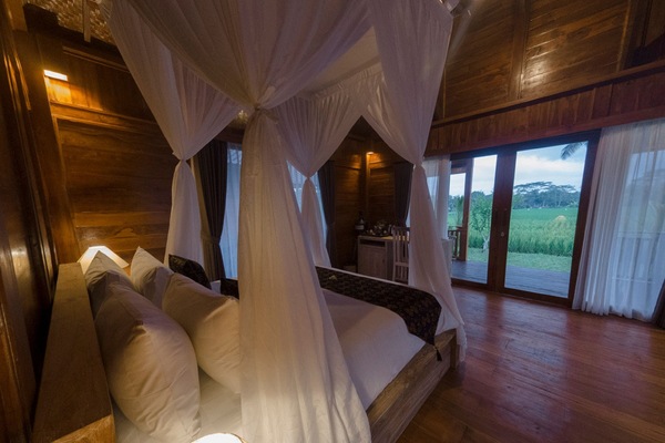 Classic Cottage | Pillowtop beds, desk, blackout drapes, free WiFi