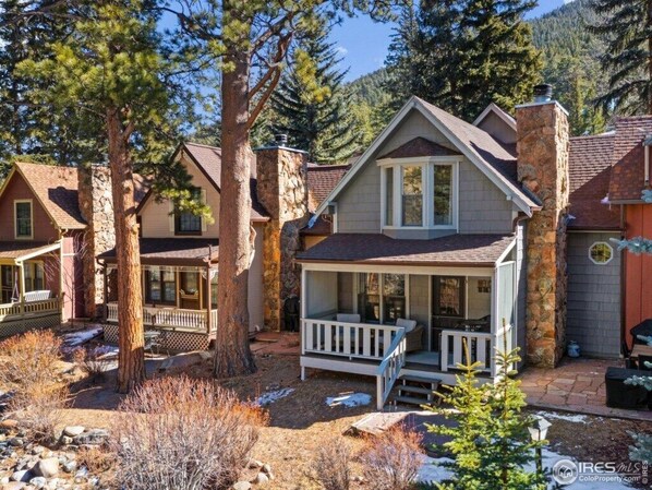 Exterior - Nana's Cabin on the River, Estes Park CO (Estes Park)