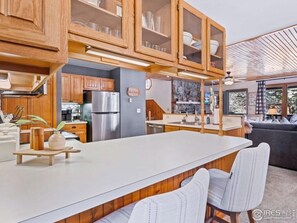Oven, stovetop, coffee/tea maker, toaster - Nana's Cabin on the River, Estes Park CO (Estes Park)