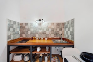 Coffee/tea maker, fridge, microwave, stovetop