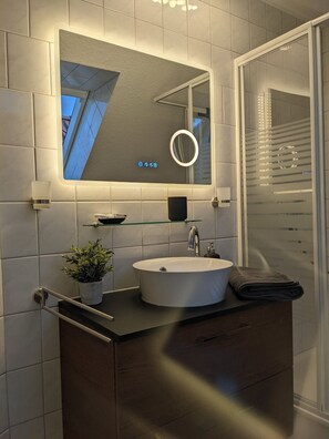 Een douche, een haardroger, handdoeken