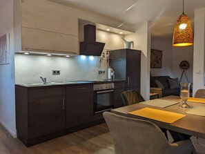 ثلاجة، ميكروويف، فرن، موقد طهي مسطح