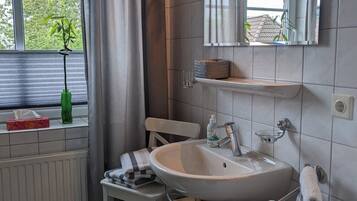 Douche, articles de toilette gratuits, sĂšche-cheveux