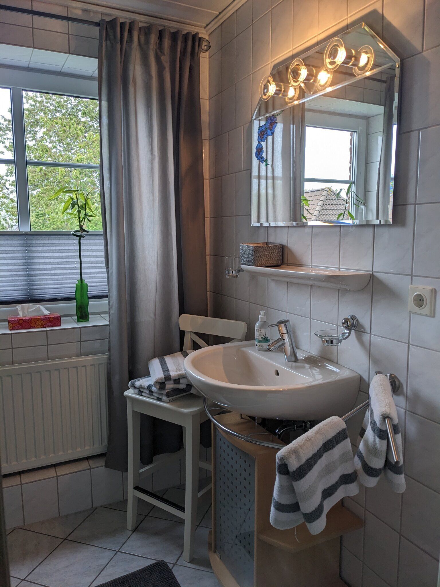 Suihku, ilmaiset hygieniatuotteet, hiustenkuivaaja, pyyhkeet