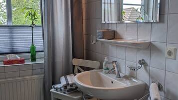 Suihku, ilmaiset hygieniatuotteet, hiustenkuivaaja, pyyhkeet