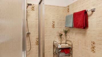 Dusche, Haartrockner, Handtücher