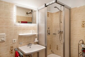 Dusche, Haartrockner, Handtücher