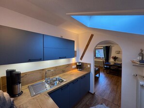 Frigorífico, placa de cocina, lavavajillas y cafetera o tetera