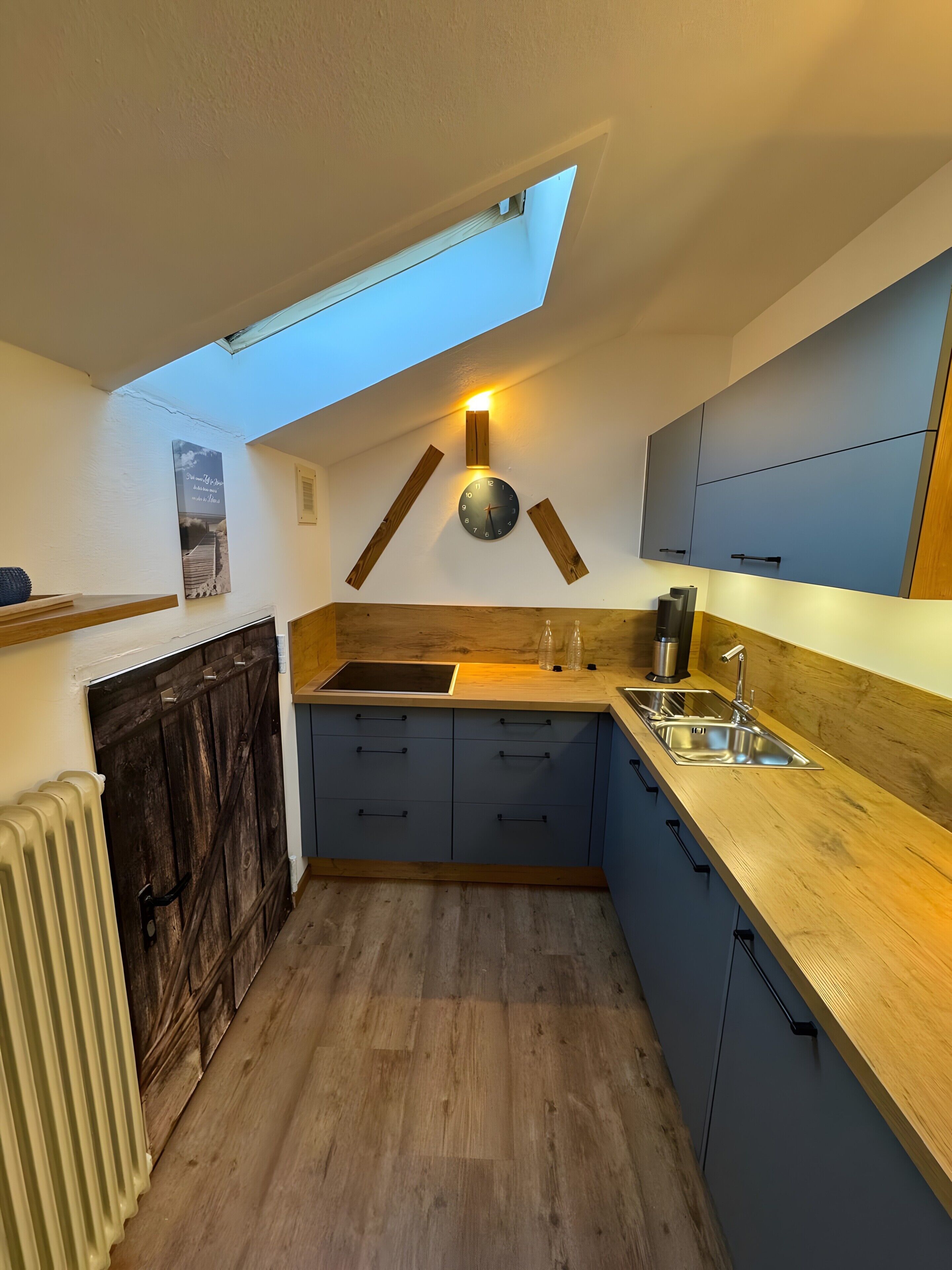 Frigorifero, piano cottura, lavastoviglie, macchina per tè/caffè