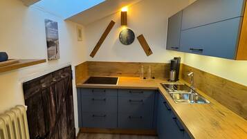 Frigorifero, piano cottura, lavastoviglie, macchina per tè/caffè