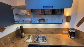 Frigorifero, piano cottura, lavastoviglie, macchina per tè/caffè