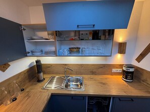 Frigorífico, placa de cocina, lavavajillas y cafetera o tetera