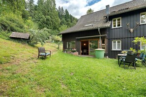 Outdoor dining - Apartment 'Am Rubach' with Shared Terrace, Private Garden and Wi-Fi (Baden-Baden)