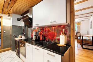 Een koelkast, een magnetron, een oven, een kookplaat