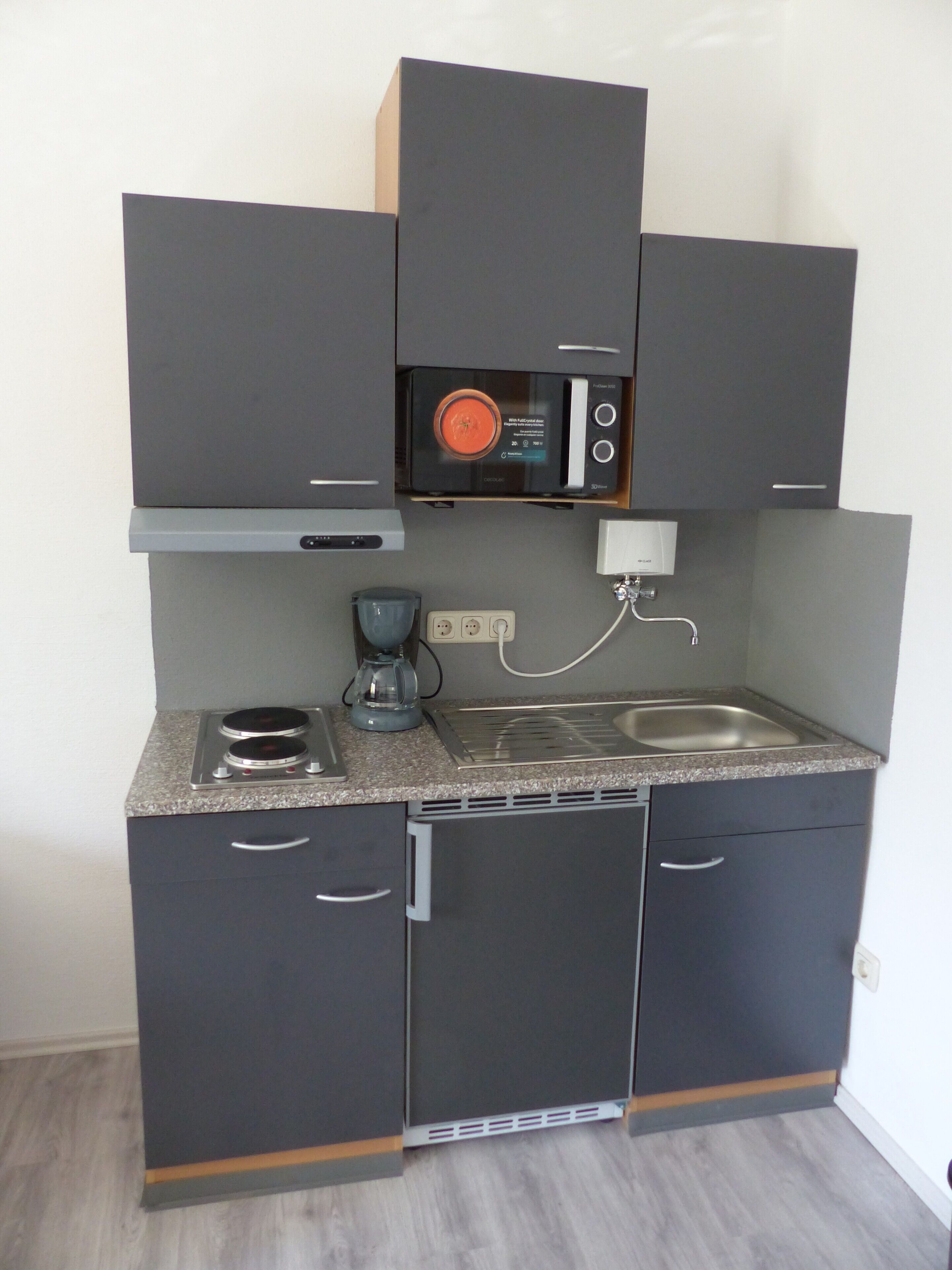 Kühlschrank, Mikrowelle, Herdplatte, Wasserkocher mit Kaffee-/Teezubehör