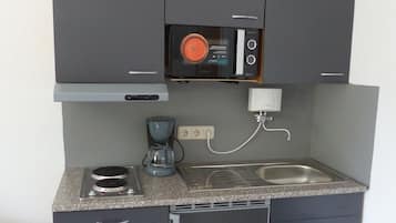 Frigorifero, microonde, piano cottura, macchina per tè/caffè