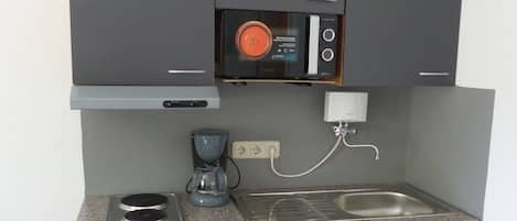 Réfrigérateur, micro-ondes, plaque de cuisson, cafetiÚre/bouilloire