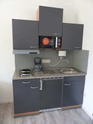 Kjøleskap, mikrobølgeovn, kokeplater og kaffetrakter/tekoker