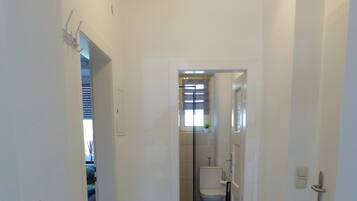 Dusche, kostenlose Toilettenartikel, Haartrockner, Handtücher