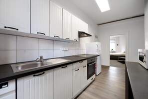 Frigorífico, microondas, horno y placa de cocina