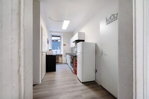 Refrigerador, microondas, horno, placa de cocina