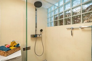 Shower, hair dryer, towels - Apartment 'Erdmännchen' with Private Terrace, Private Garden and Wi-Fi (Bühl)