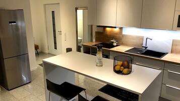 Fridge, oven, stovetop, dishwasher