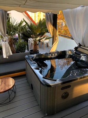 Outdoor spa tub