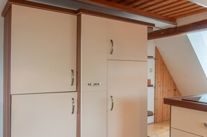 A kitchen with a wooden ceiling and a wooden floor. - Gallery Apartment with Lake View, Balcony, and Wi-Fi (Absberg)