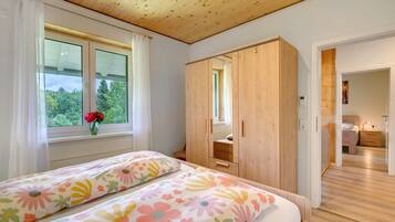 3 bedrooms, iron/ironing board, free WiFi, bed sheets