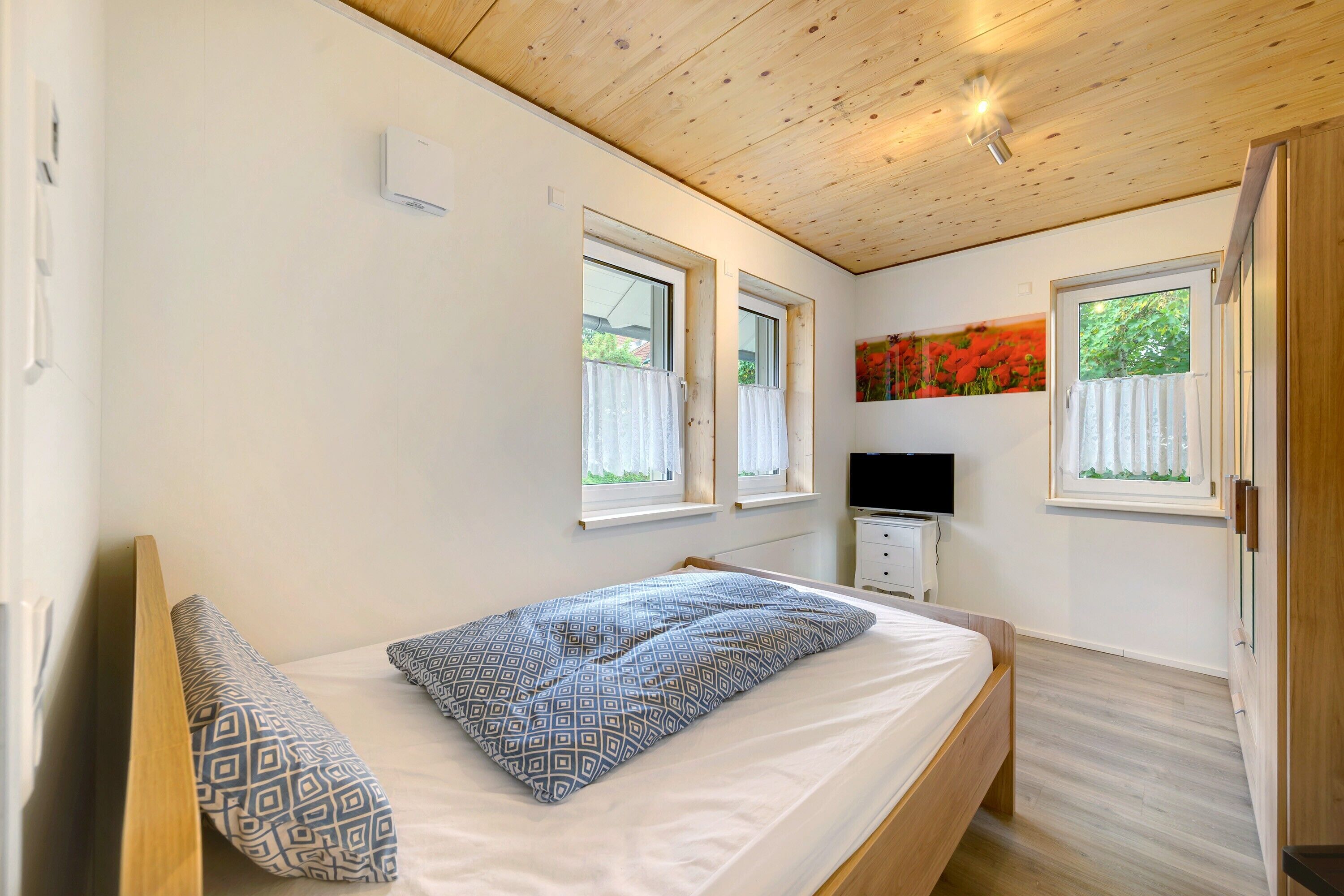 3 bedrooms, iron/ironing board, free WiFi, bed sheets