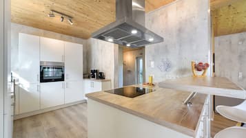 冷蔵庫、電子レンジ、オーブン、コンロ