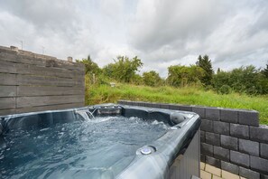Bañera de hidromasaje al aire libre