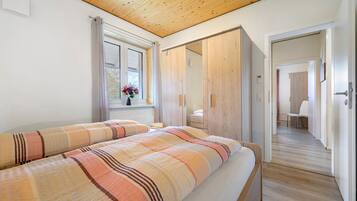 3 slaapkamers, een strijkplank/strijkijzer, gratis wifi, beddengoed