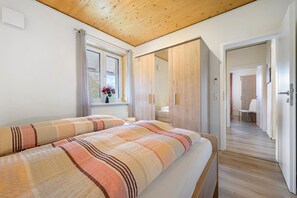 3 dormitorios, tabla de planchar con plancha, wifi gratis y ropa de cama