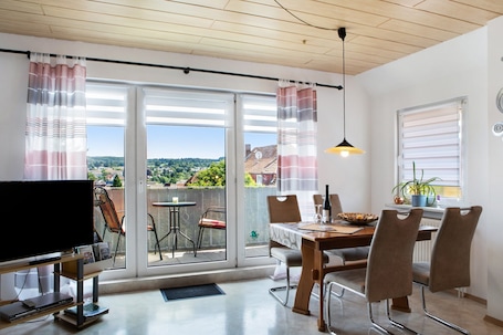 Dining. Apartment 'Ferienwohnung Vierheller' with Balcony and Wi-Fi