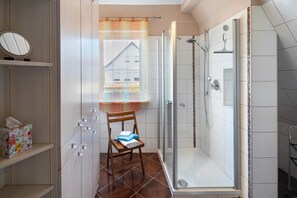 Regadera, amenidades de baño gratuitas, secadora de cabello, toallas 