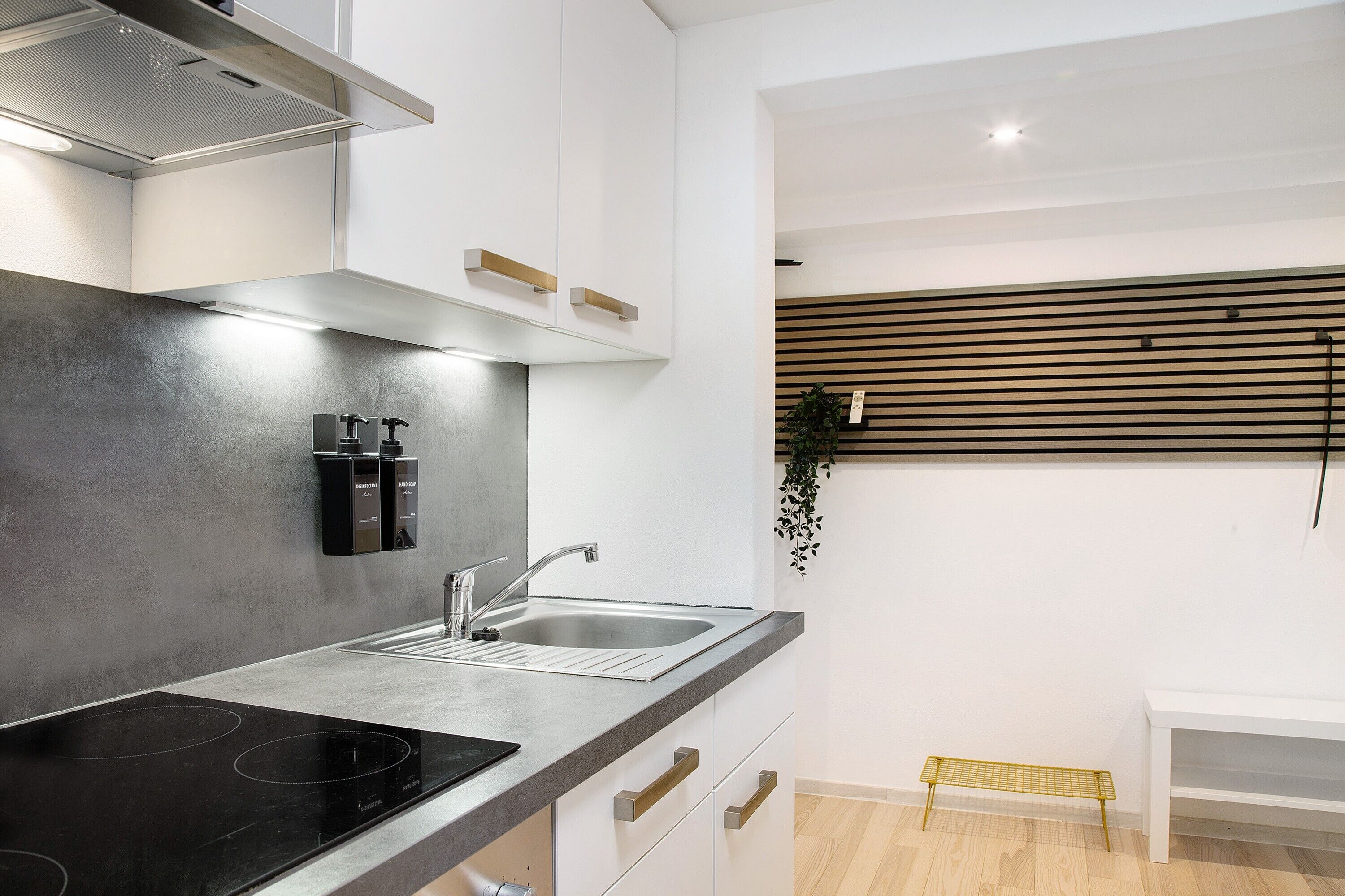 Réfrigérateur, four, plaque de cuisson, lave-vaisselle