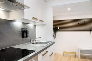 Fridge, oven, stovetop, dishwasher - Apartment 'Schönauer Hof - Wohnung Lux' with Private Terrace, Wi-Fi and Air Conditioning (Passau)