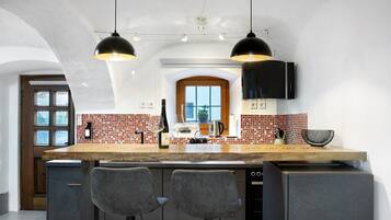 Fridge, oven, stovetop, dishwasher