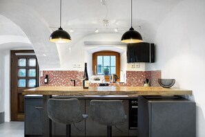 Frigorifero, forno, piano cottura, lavastoviglie