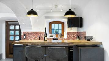 Fridge, oven, stovetop, dishwasher