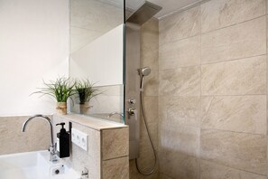 Dusche, kostenlose Toilettenartikel, Haartrockner, Handtücher