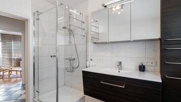 Dusche, Haartrockner, Handtücher