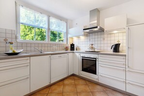 Fridge, oven, stovetop, dishwasher - Apartment 'Budererhof' with Mountain View, Shared Terrace and Wi-Fi (Freiamt)